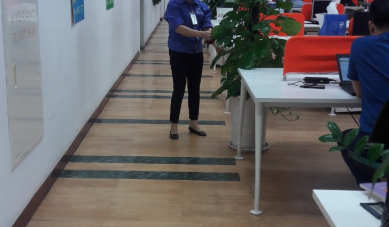 Làm sạch và phủ bóng sàn vinyl